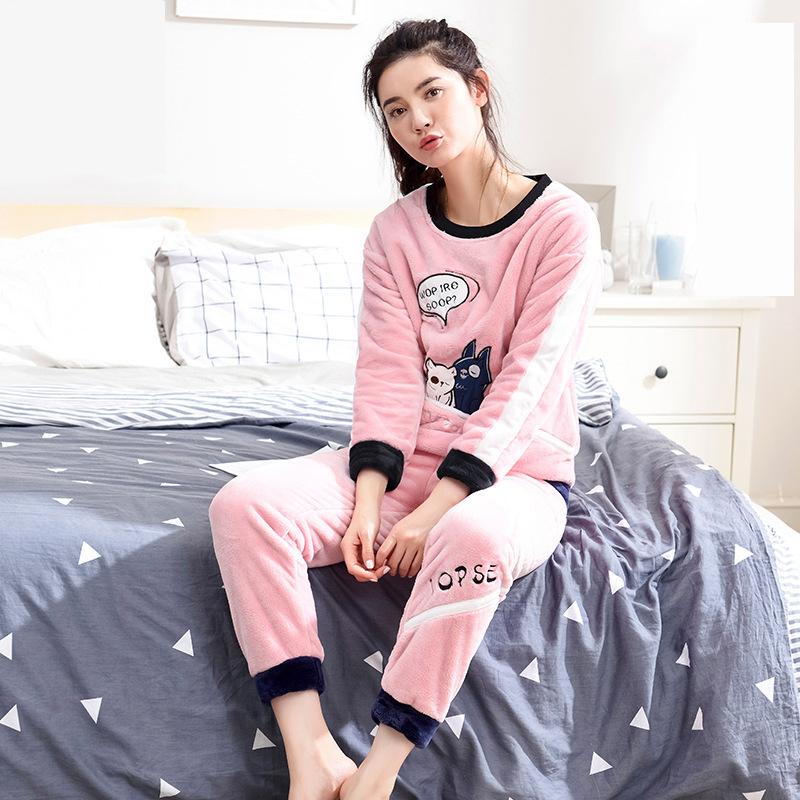 Изображение товара: Женский осенне-зимний фланелевый пижамный комплект из плотного флиса кораллового цвета с длинными рукавами и мультипликационным принтом, корейский теплый пушистый пижамный комплект
