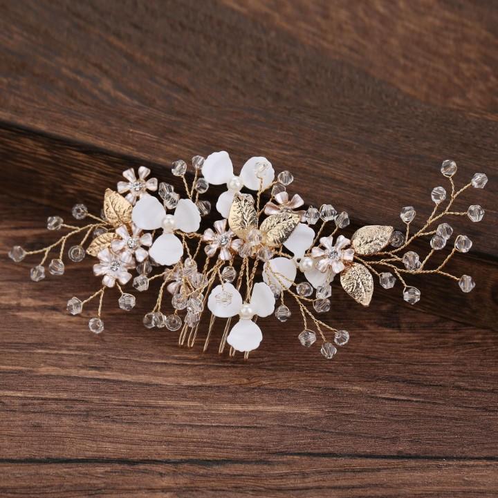 Изображение товара: Женский гребень для волос с золотым и белым цветком и листьями, свадебный головной убор с кристаллами и жемчугом, ювелирные украшения для волос
