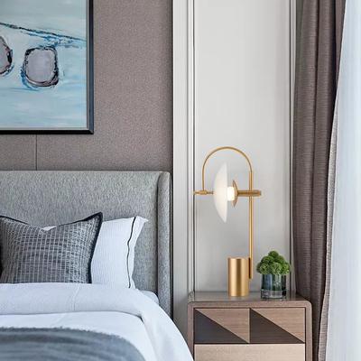 Изображение товара: Креативная металлическая настольная лампа в стиле пост-модерн для гостиной, художественный декор, Настольная стеклянная прикроватная лампа для спальни, дизайнерская настольная лампа, простой железный Настольный светильник