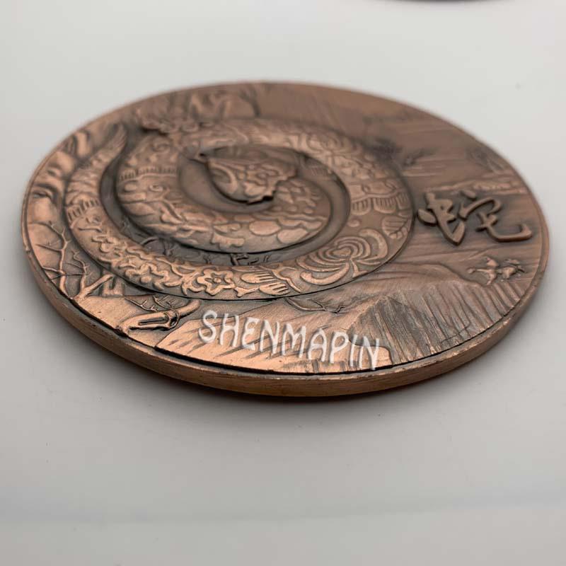 Изображение товара: Трехмерная рельефная Двусторонняя Змея Памятная монета Китайская культура Зодиак Змея красная медная искусство