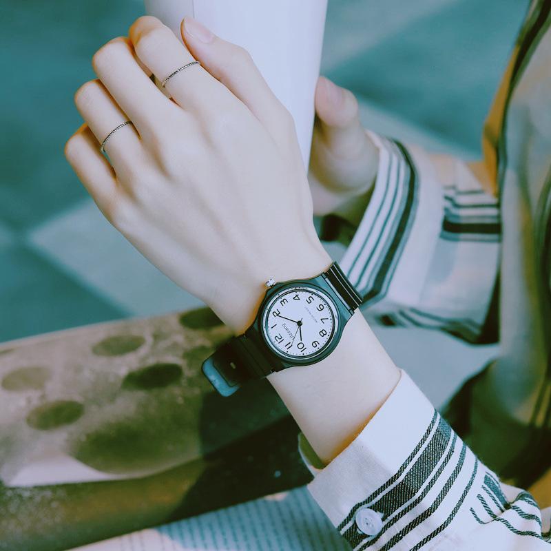 Изображение товара: Модные женские часы на силиконовом ремешке ультра-тонкие черные белые простые женские кварцевые часы Ulzzang Популярные Брендовые женские наручные часы