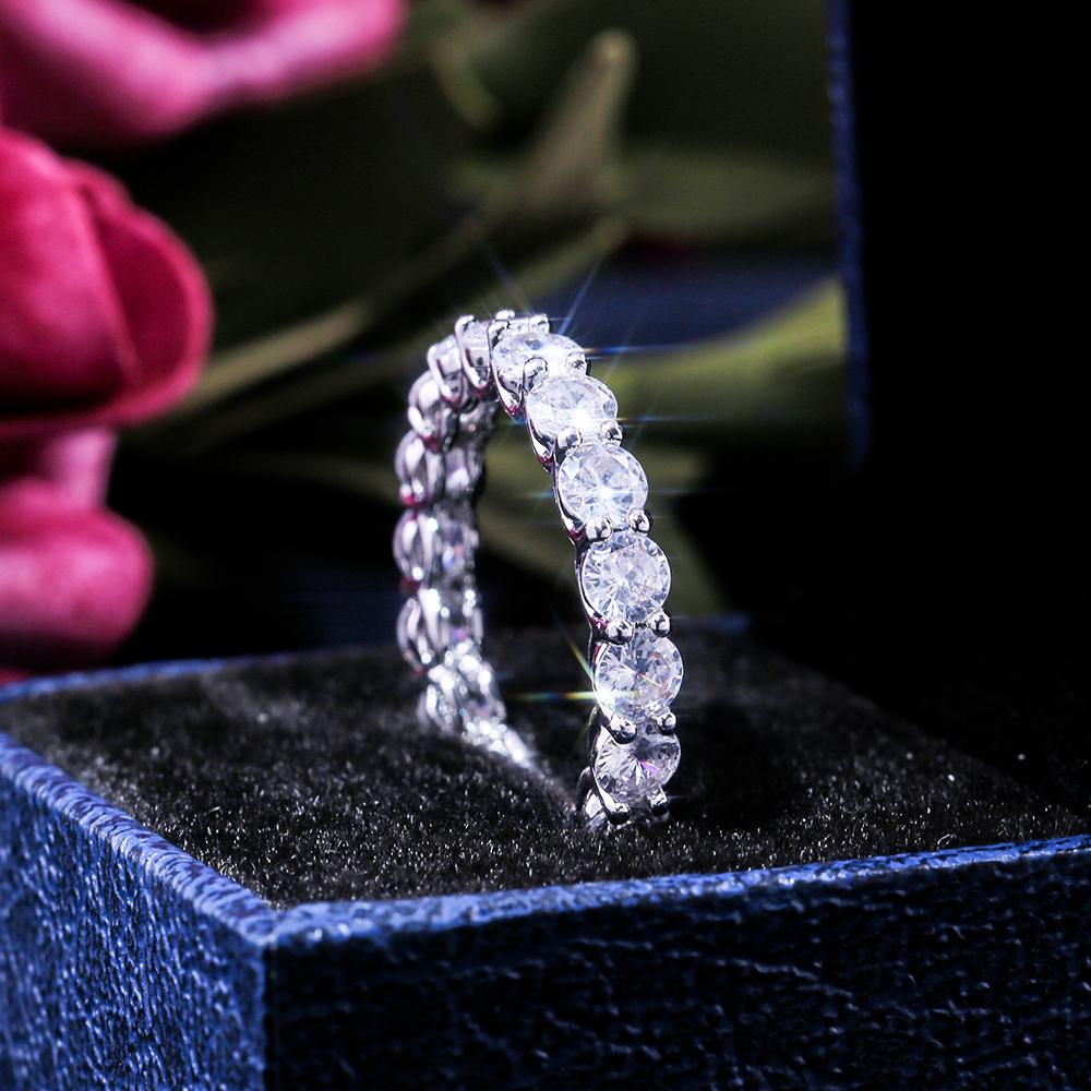 Изображение товара: Huitan Hyperbole круглый перстень Band с Полным Кольцом из циркония, ослепительные женские ювелирные изделия, роскошное предложение, Подарочные Кольца