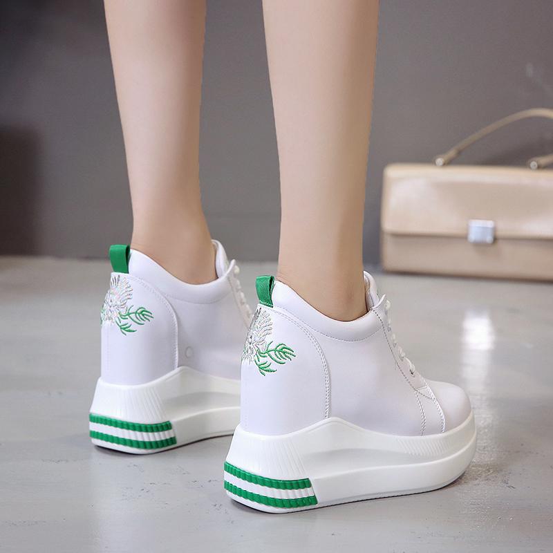 Изображение товара: Женские кроссовки на платформе, весенние повседневные белые кроссовки на массивном каблуке, женские нескользящие кроссовки, 2022