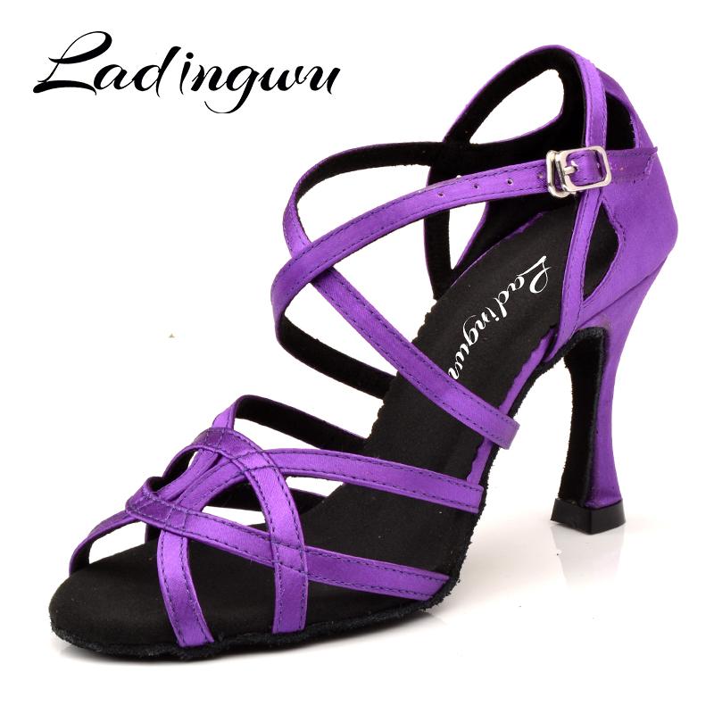 Изображение товара: Ladingwu/танцевальная обувь для латиноамериканских женщин; фиолетовая атласная танцевальная обувь для сальсы; уникальный дизайн; Обувь для бальных танцев на мягкой подошве; Каблук 9 см на Кубе