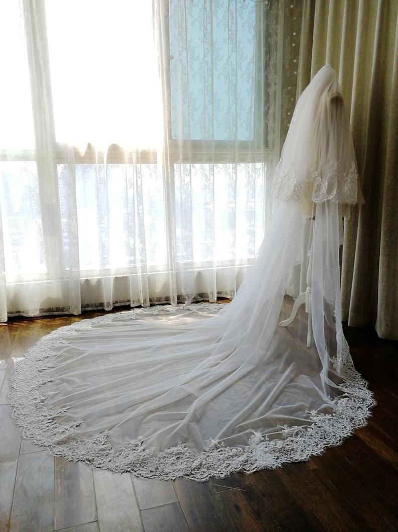 Изображение товара: 2019 элегантная свадебная фата, белая, цвета слоновой кости, длинная кружевная Фата с аппликацией по краям Румяна для лица, свадебная фата для невесты, индивидуальный дизайн v1918