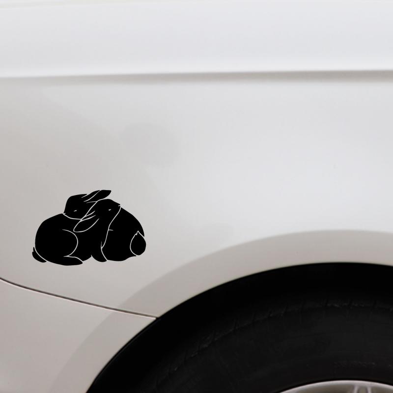 Изображение товара: YJZT 15,9 см * 10,6 см, мультяшный кролик, милый автомобильный багажник, украшение, автомобильная наклейка, Виниловая наклейка, рисунок, черный/серебряный цвет