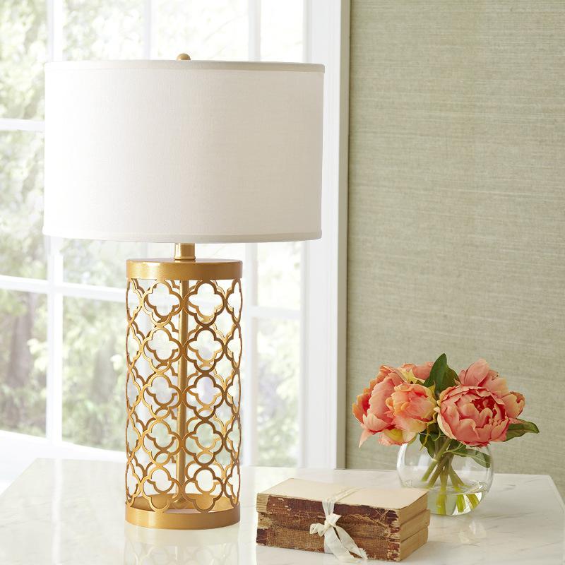 Изображение товара: Современная Золотая настольная лампа LukLoy для гостиной, Европейский ретро роскошный креативный Настольный светильник для спальни, прикроватный столик с белым тканевым оттенком