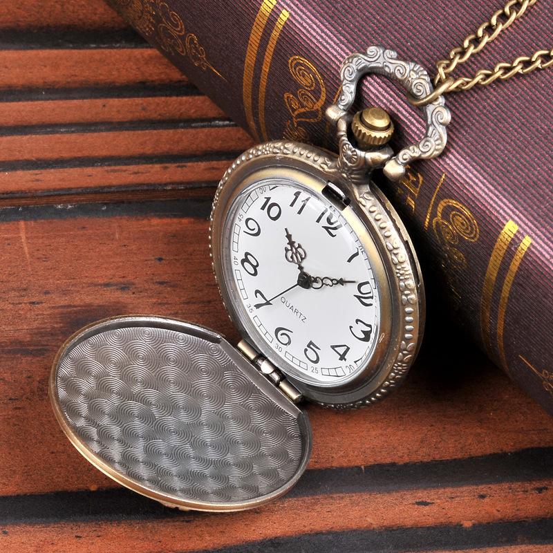 Изображение товара: Большие винтажные карманные часы с бронзовым краем и белой поверхностью с арабскими цифрами и цепочкой на талии