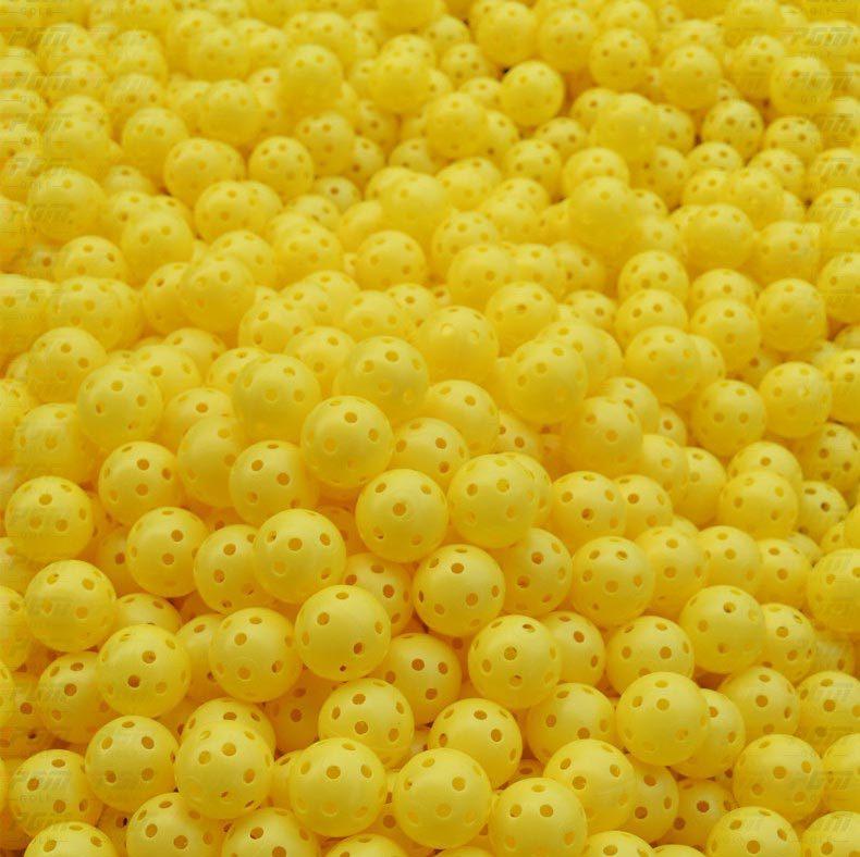Изображение товара: 50 шт. подлинный высококачественный пластиковый мяч для гольфа для улицы спорта желтого цвета с отверстиями для помещений мяч для тренировки игры в гольф тренировочный мяч