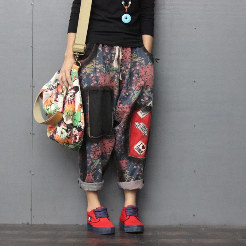 Изображение товара: Брюки-султанки свободного покроя, уличная одежда, стильные смягчающие джинсы с эластичным поясом, брюки до щиколотки с дырками, модные брюки для женщин с буквенным принтом