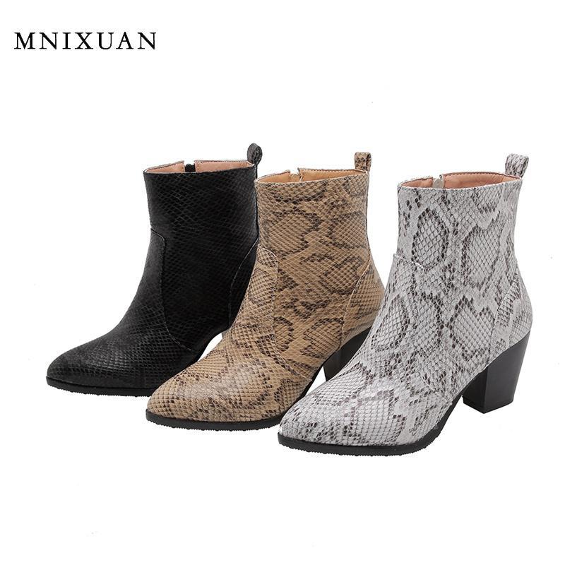 Изображение товара: Модные ботинки MNIXUAN с острым носком на высоком каблуке, ботильоны со змеиным принтом, зима 2019, женская обувь на блочном каблуке, черные ботинки в стиле панк
