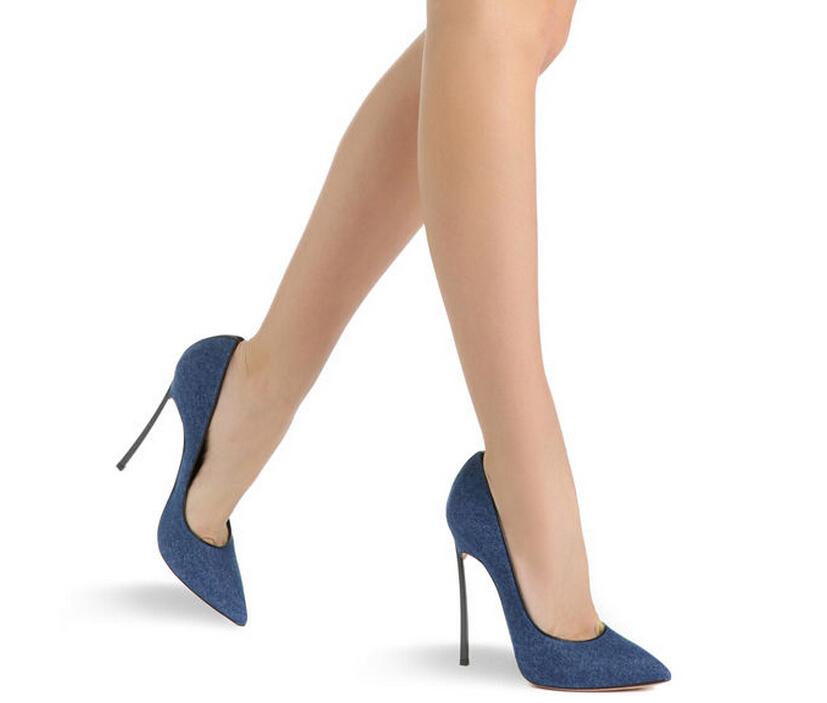 Изображение товара: Туфли-лодочки женские джинсовые, заостренный носок, металлическое лезвие, высокий каблук, без застежки, офисная обувь, синие, на весну