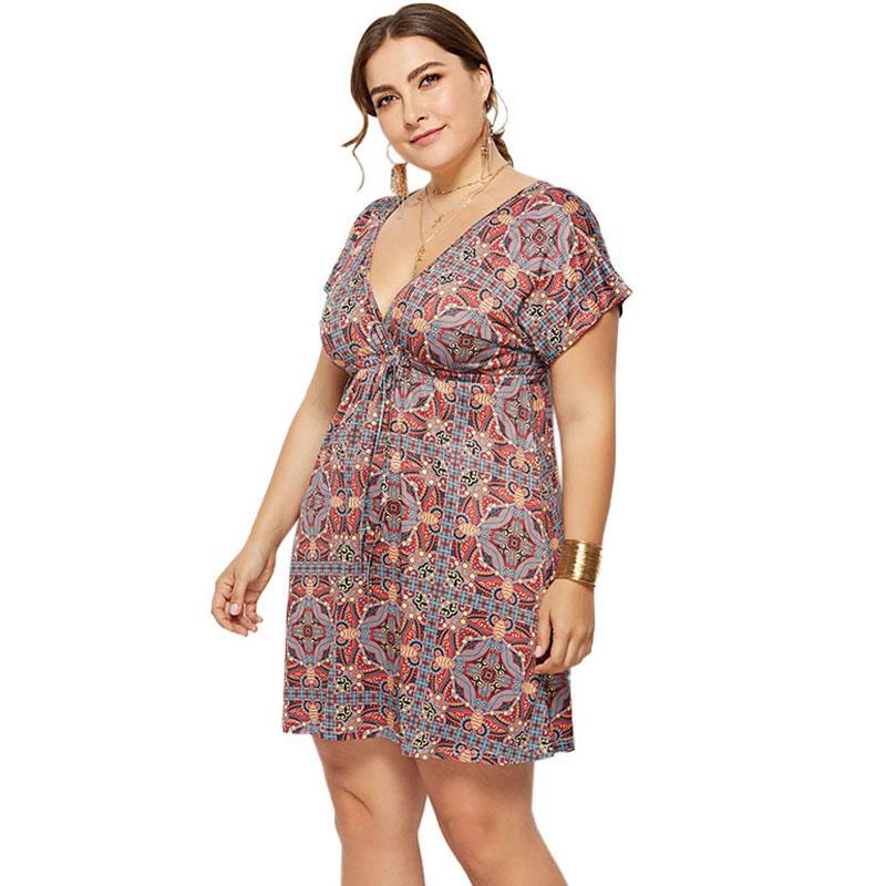Изображение товара: Женское платье с цветочным принтом SEBOWEL, летнее свободное платье Бохо с коротким рукавом и глубоким V-образным вырезом, 2019, M-4XL