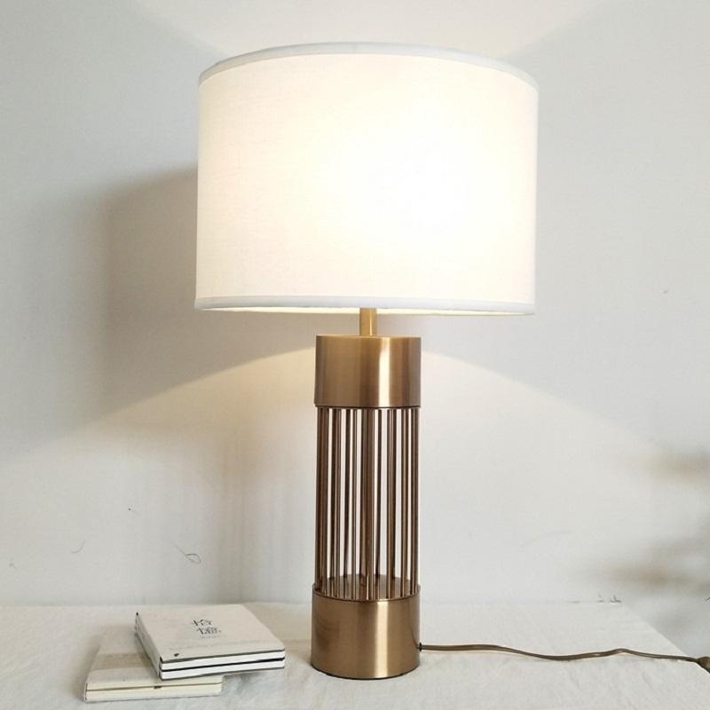Изображение товара: Современные настольные лампы LukLoy для гостиной, спальни, прикроватной тумбочки, золотая металлическая настольная лампа с белым тканевым абажуром, декоративный светильник
