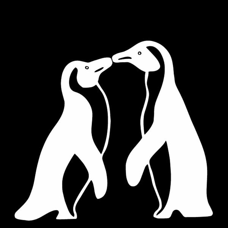 Изображение товара: YJZT 15,6 см * 14,2 см поцелуи Пингвины мультфильм украсить автомобиль наклейка двери автомобиля виниловая наклейка черный/серебристый C4-2157