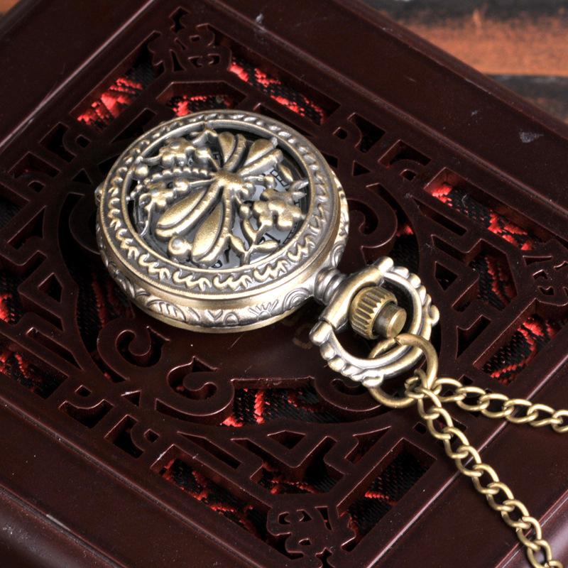Изображение товара: Небольшие кварцевые часы с бронзовым рисунком Стрекозы с белой поверхностью в стиле ретро карманные часы с ожерельем