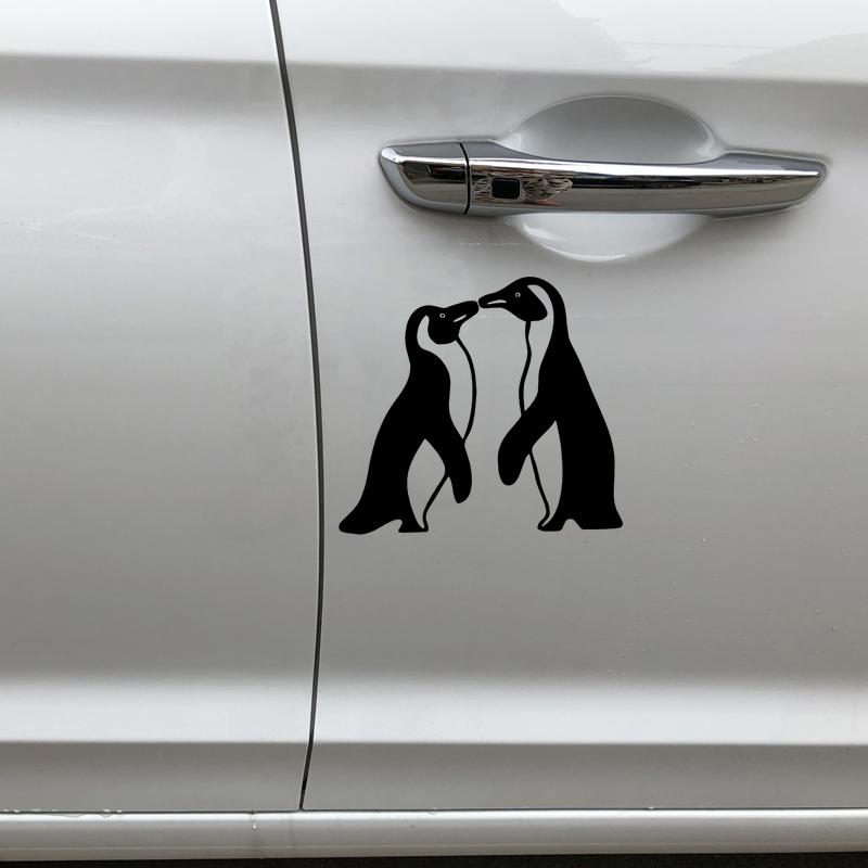 Изображение товара: YJZT 15,6 см * 14,2 см поцелуи Пингвины мультфильм украсить автомобиль наклейка двери автомобиля виниловая наклейка черный/серебристый C4-2157