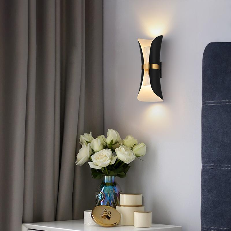Изображение товара: Скандинавский черный настенный светильник для гостиной, спальни, прикроватный светильник, простой светодиодный светильник, светящийся вверх и вниз, роскошный настенный светильник