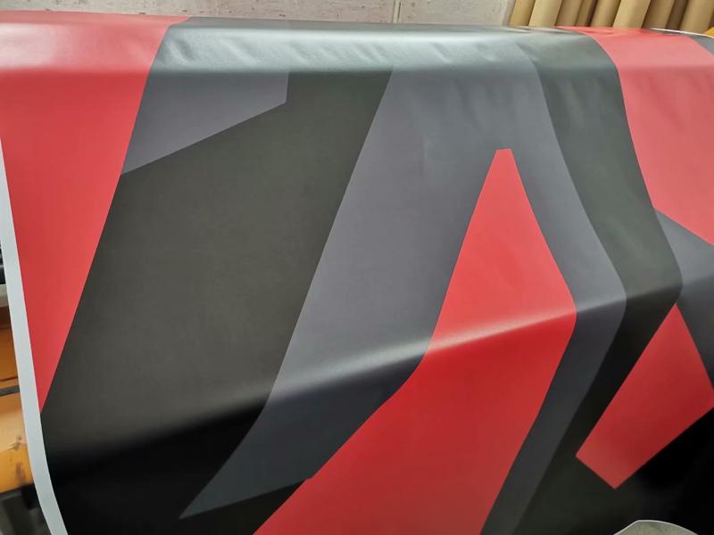 Изображение товара: Большие черные, серые, красные камуфляжные виниловые рулонные листы для стайлинга автомобиля, фольга с пузырьками воздуха
