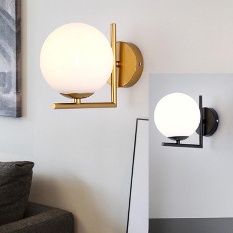 Изображение товара: LukLoy современный минималистичный светодиодный настенный светильник, прикроватная тумбочка в скандинавском стиле для спальни, светодиодный стеклянный шар с покрытием из кованого железа, настенный светильник из золотистого металла