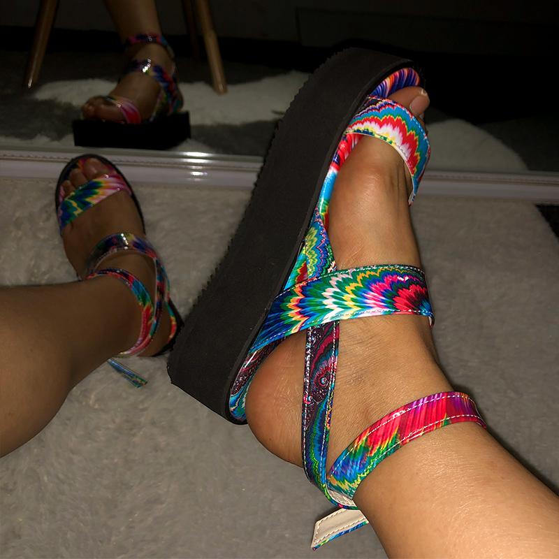 Изображение товара: Сандалии женские на плоской платформе, Разноцветные Повседневные туфли с ремешком на щиколотке, с принтом, с пряжкой, на лето