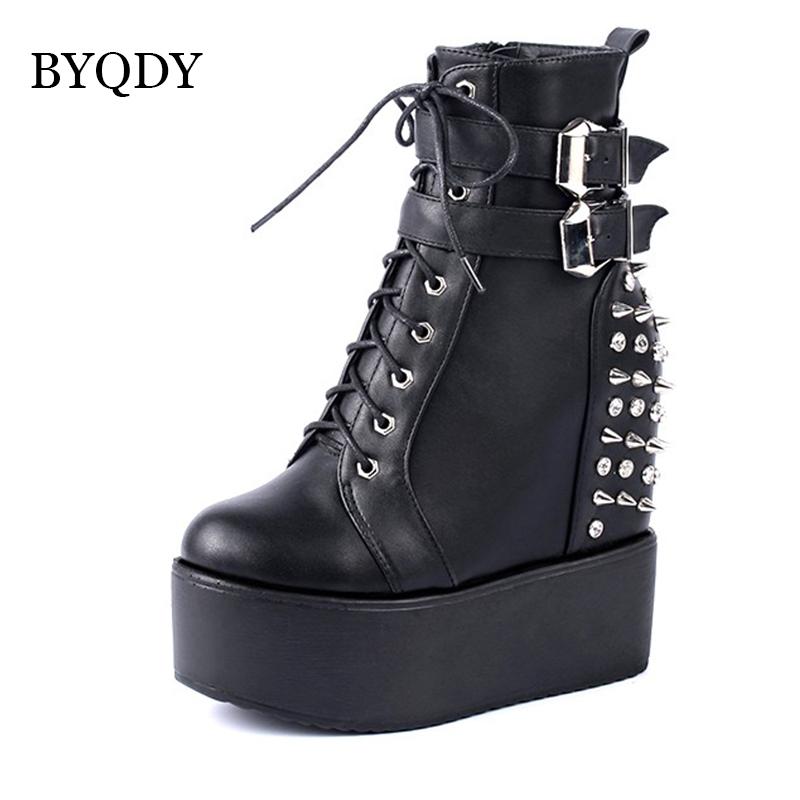 Изображение товара: Женские ботинки на шнуровке BYQDY, Черные ботильоны на высокой платформе, с круглым носком, с металлическими заклепками, размер 35-39, увеличивающие рост, 5,5 см
