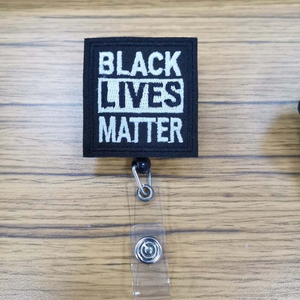 Изображение товара: Бесплатная доставка Войлок черный lives matter ID Выдвижной Значок с зажимом держатель
