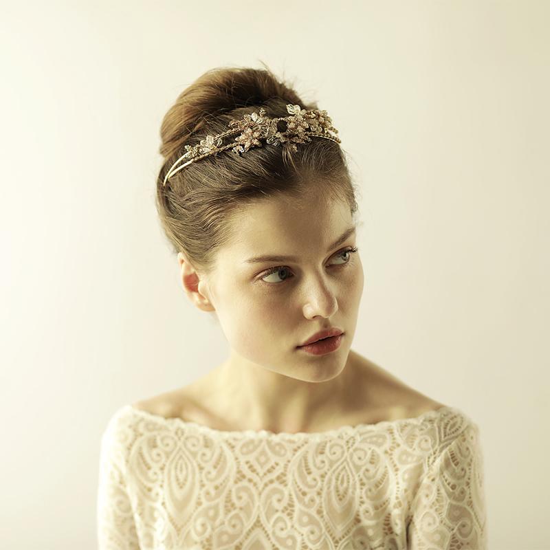 Изображение товара: O867 Рождественская роскошная женская обруч для волос из сплава с цветами и кристаллами винтажная модная корона с жемчугом тиара свадебный головной убор