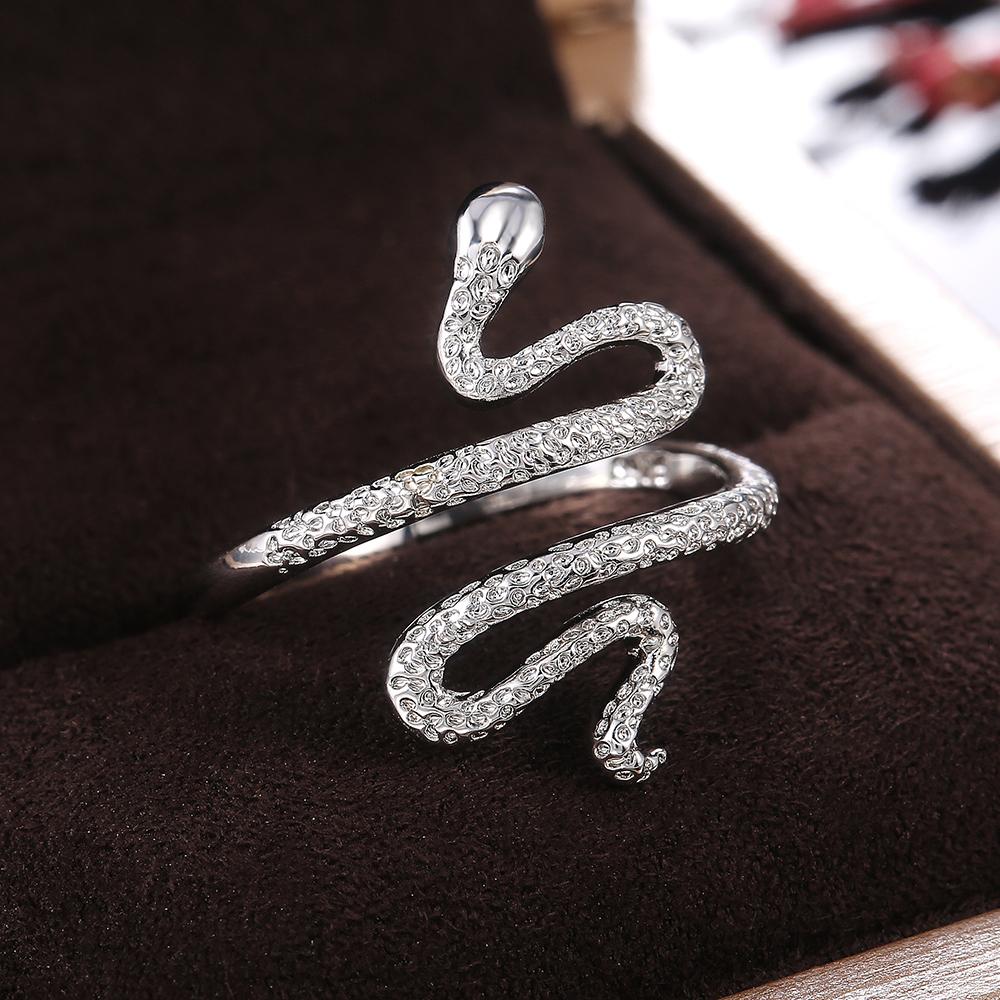 Изображение товара: Креативные Изогнутые кольца Huitan кольца в виде змейки для женщин, серебряного цвета, стильные аксессуары для девочек, панк, необычный подарок, Женские Ювелирные изделия с животными