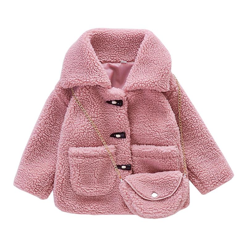 Изображение товара: Осенне-зимнее пальто для девочек, новый стиль, Детский плюшевый свитер, пальто с длинным рукавом, пальто из искусственного меха и хлопка для маленьких девочек с сумкой