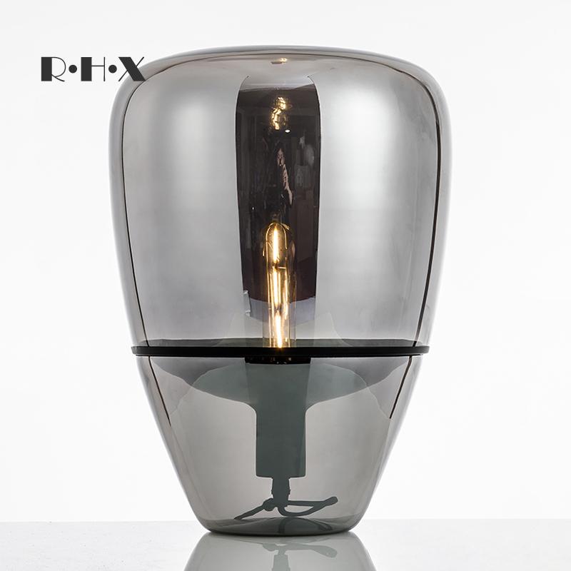Изображение товара: Европейская ветровая настольная лампа, прикроватная лампа для шкафа, настольная лампа для гостиной, кабинета, дизайнерская лаконичная Современная оригинальная настольная лампа со стеклянной крышкой