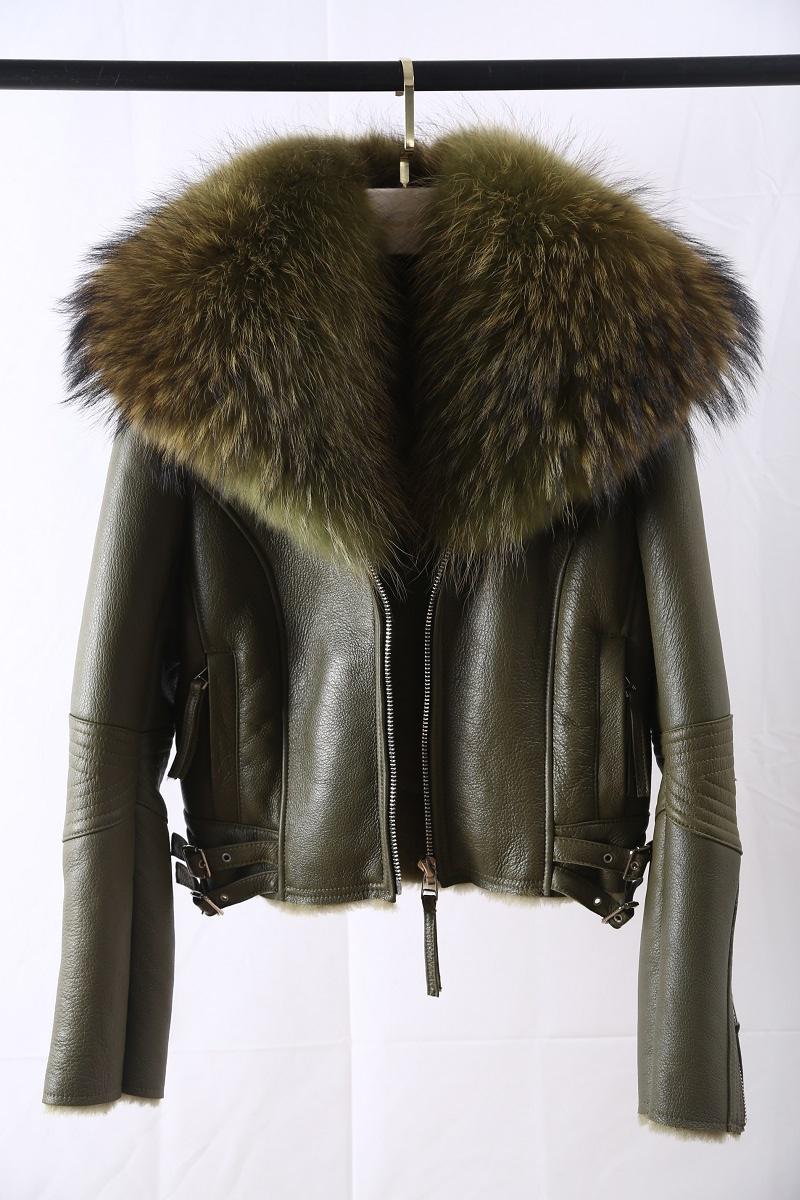 Изображение товара: Новинка Осень-зима 2021 стильное цельнокроеное пальто из меха ягненка с воротником из лисьего меха женское короткое меховое пальто
