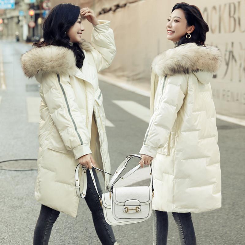 Изображение товара: Новинка 2022, модная блестящая стеганая куртка, женские зимние пальто, корейские толстые теплые длинные парки с капюшоном и меховым воротником b630