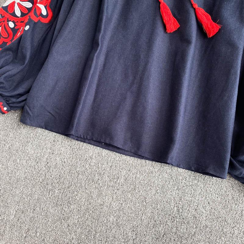 Изображение товара: Женская блузка в стиле ретро, Свободный Топ с V-образным вырезом, рукавами-фонариками, на шнуровке, с бахромой, GK536, с вышивкой в национальном стиле