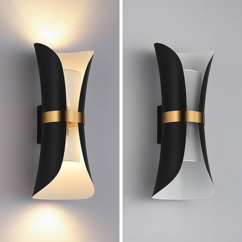 Изображение товара: Скандинавский черный настенный светильник для гостиной, спальни, прикроватный светильник, простой светодиодный светильник, светящийся вверх и вниз, роскошный настенный светильник