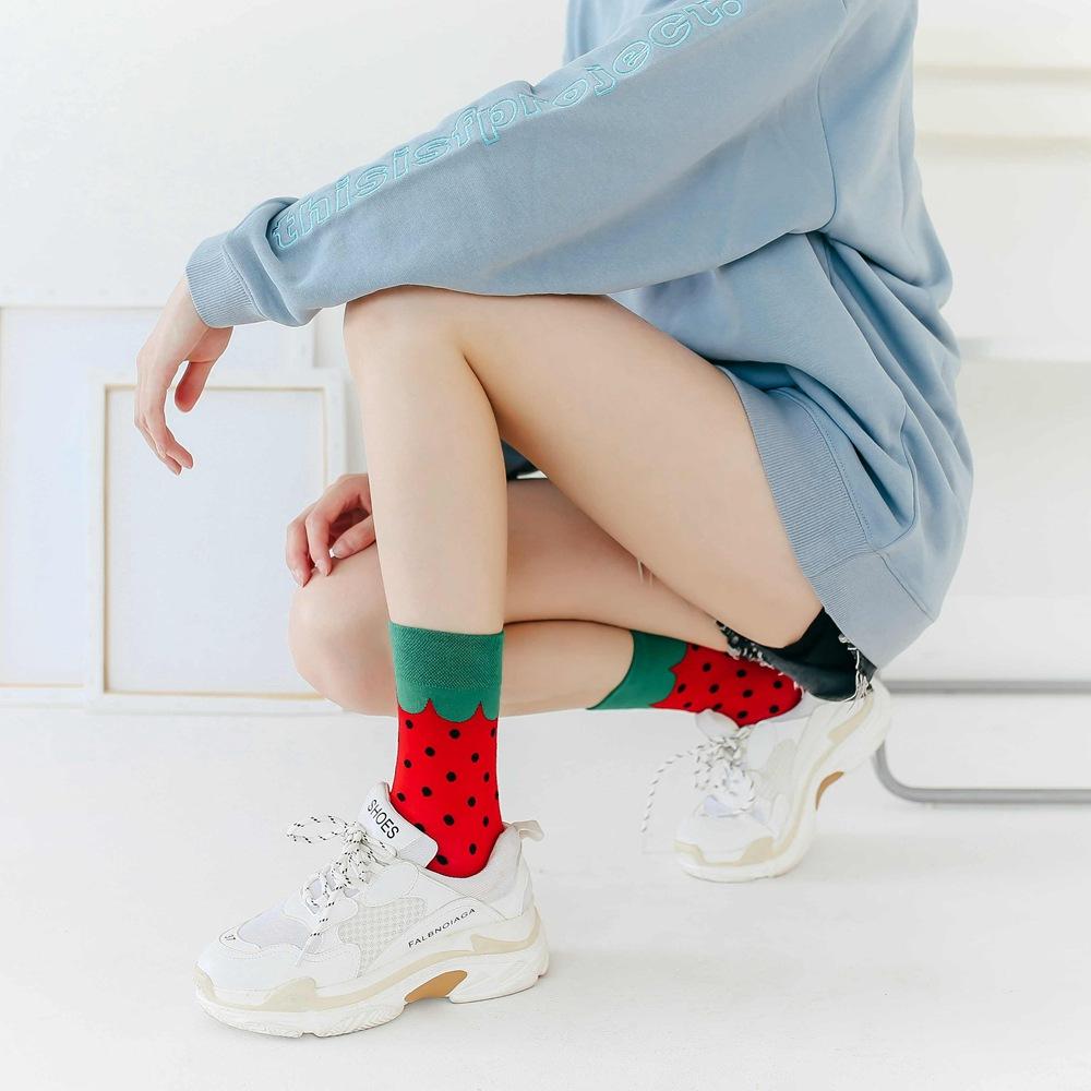 Изображение товара: Модные милые женские носки с фруктами в японском Корейском стиле; Яркие хлопковые забавные носки для женщин; Высокое качество; С клубничкой; 113