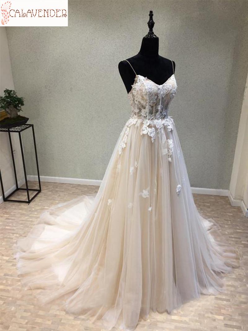 Изображение товара: Красивые свадебные платья а-силуэта со шлейфом-кисточкой на тонких бретельках длинное сексуальное кружевное свадебное платье с 3D Дизайном женское свадебное платье