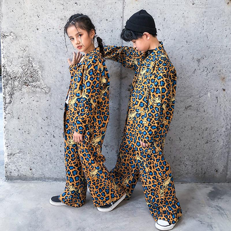 Изображение товара: Детская одежда в стиле хип-хоп, рубашка большого размера с леопардовым принтом, уличная одежда с широкими штанинами, брюки для девочек и мальчиков, костюм для джазовых танцев, одежда