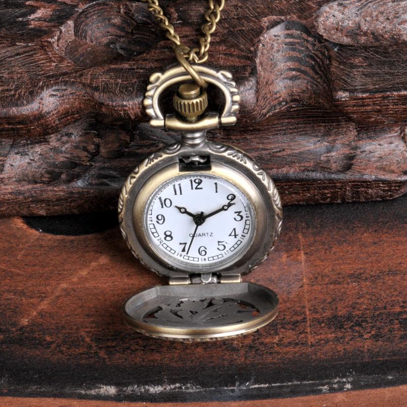 Изображение товара: Часы-скелетоны в стиле ретро, модные часы-брелок, карманные часы с полым рисунком стрекозы, с бронзовой цепочкой, женские, детские часы-подарок педант