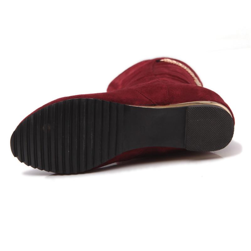Изображение товара: Женские ботинки до середины икры, черные, красные повседневные офисные полусапожки из флока на низком квадратном каблуке, с круглым носком и металлической цепочкой, зимние полусапоги для увеличения роста