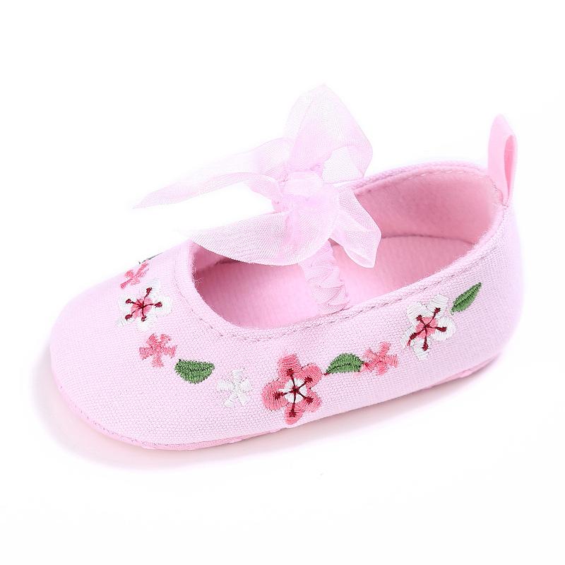 Изображение товара: Мягкая парусиновая обувь с бантом и кружевом для маленьких девочек; Новинка; Эластичная нескользящая обувь принцессы для новорожденных; Обувь для первых шагов