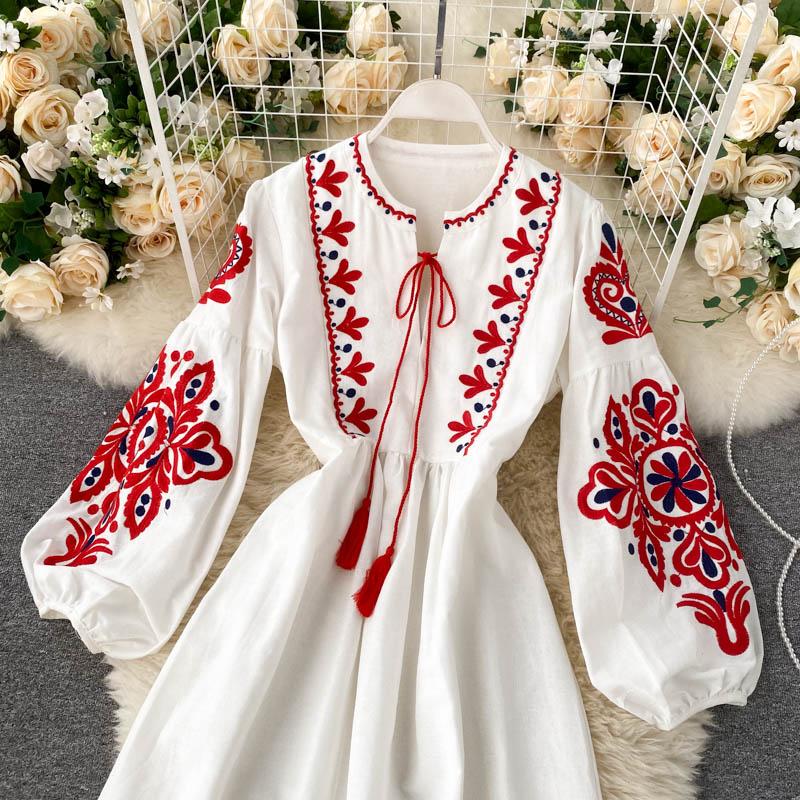 Изображение товара: Женское осеннее платье, с цветочной вышивкой, круглым вырезом, рукавами-фонариками, высокой талией, плиссированное, универсальное, GK393