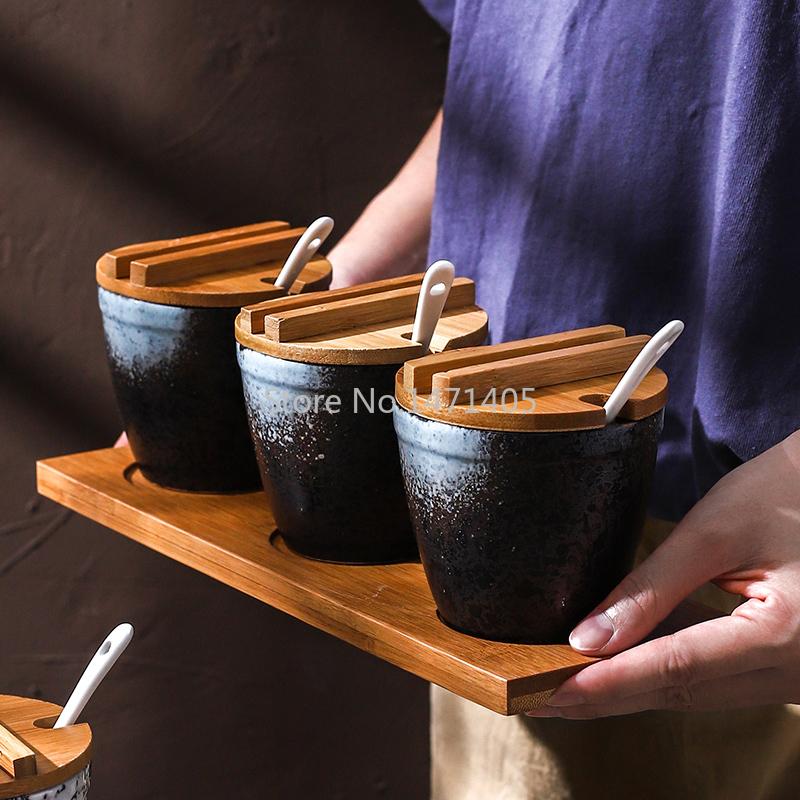 Изображение товара: Керамическая искусственная комбинация с крышкой для ложки, коробка для приправ в японском стиле, бутылка-Шейкер для соли в отеле, ресторане, банка Чили