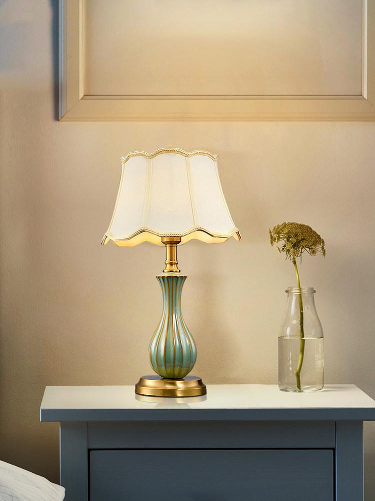 Изображение товара: Американская медная зеленая керамическая настольная лампа прикроватная лампа Европейская лампа для кабинета теплая спальня гостиная льняная лампа абажур лампа для кровати
