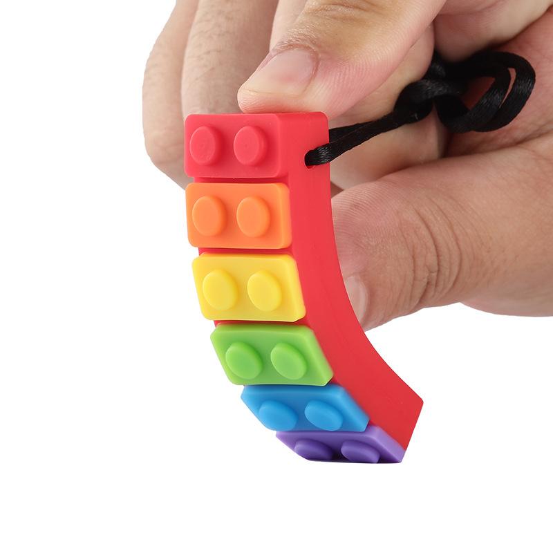 Изображение товара: 1 шт. жевательное Сенсорное ожерелье в виде кирпича жевательные Детские Силиконовые грызунки-карандаш Топпер Прорезыватель игрушка, Силиконовый грызунок для детей с аутизмом