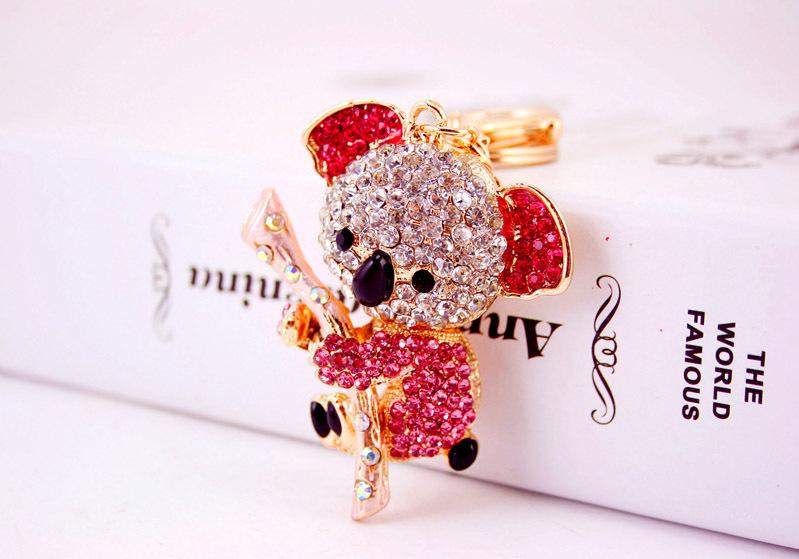 Изображение товара: Милый розовый брелок в виде животного коала, золотая цепочка для автомобильных ключей, держатель для сумки, автомобильный брелок стразы, брелки с кристаллами
