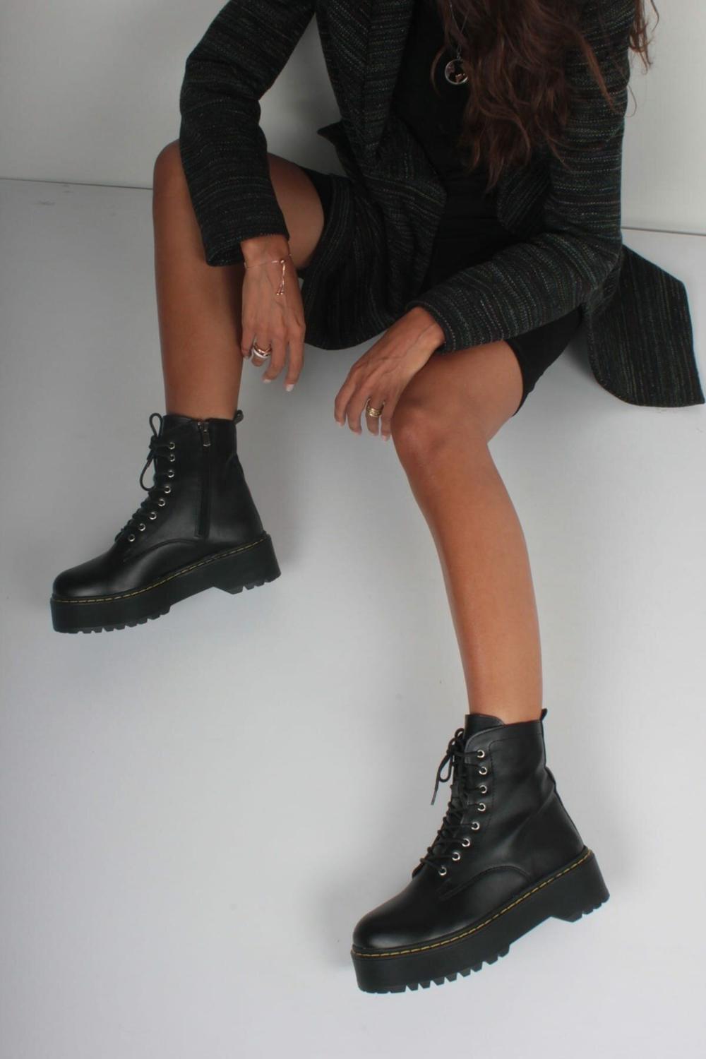 Изображение товара: Ботинки женские винтажные на платформе, мотоциклетные полусапожки на шнуровке, короткие готические ботинки в стиле панк, черные, белые, Осень-зима